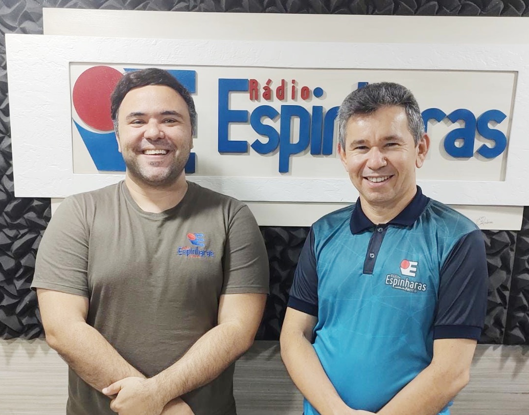 Jornalistas Marcos Oliveira e Higo de Figueirêdo, do programa Espinharas Notícias, recebem Voto de Aplauso da Câmara de Patos