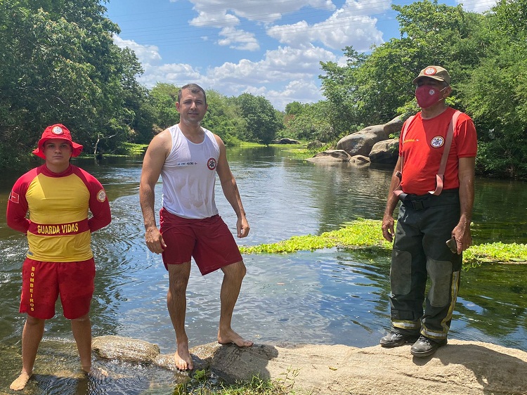 Corpo de Bombeiros evita afogamento de jovem em rio na cidade de Pombal