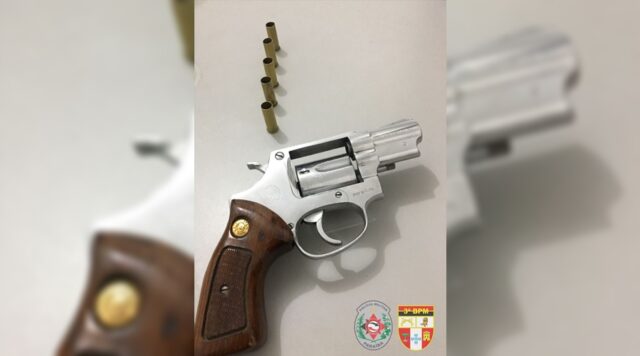 Acusado é preso pela PM por porte ilegal após disparo de arma de fogo em via pública, na cidade de Patos