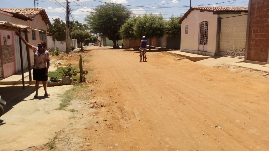 Moradores do bairro Maternidade cobram conclusão de calçamento