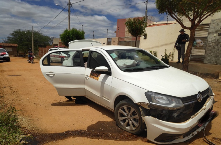 Bandidos roubam carro e moto em Cajazeiras, mas PM age rápido, prende dois suspeitos e recupera um dos veículos