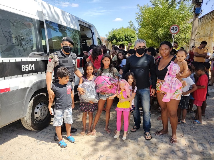 Polícia Militar realiza Operação Criança Feliz e distribui brinquedos e cestas básicas para crianças carentes em Patos