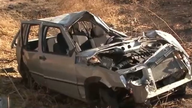 Carro capota e acidente deixa uma pessoa morta e quatro feridas, no Sertão nesta terça-feira (12)