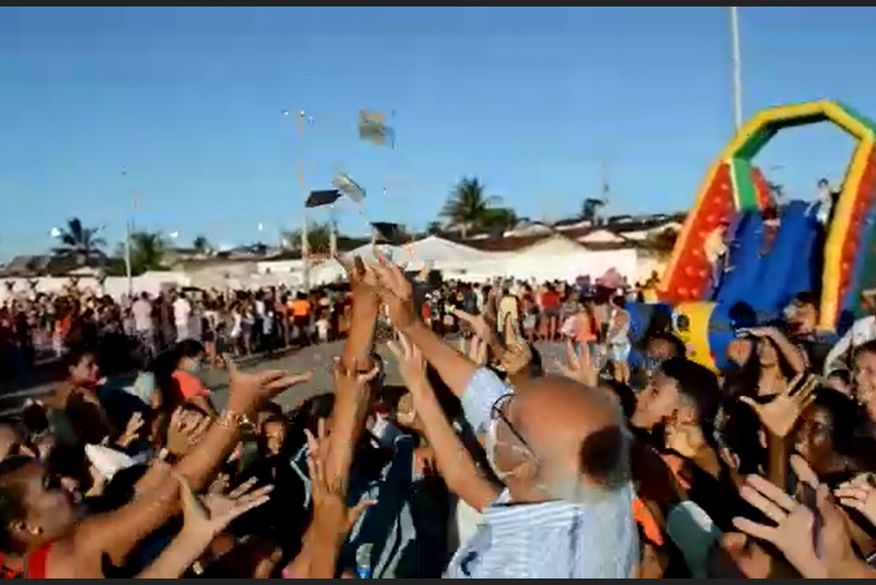 Ex-deputado é derrubado ao jogar dinheiro para cima durante festa do dia das crianças na Paraíba