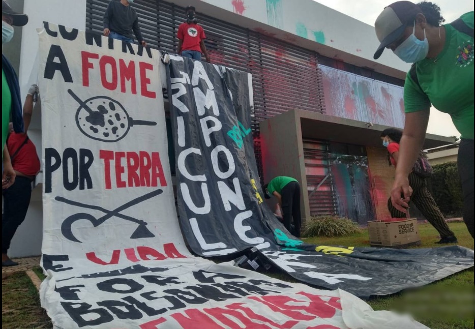 MST depreda sede da Aprosoja em Brasília