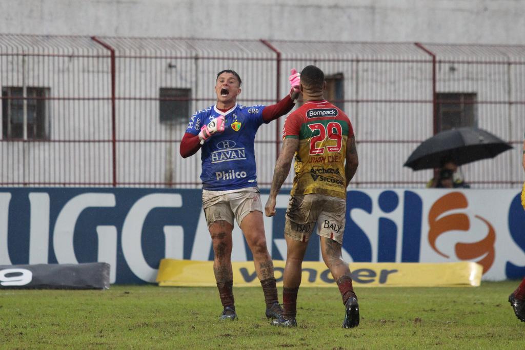 SÉRIE B: Goiás sobe para 3º e Edu brilha em Brusque em dia de partida adiada