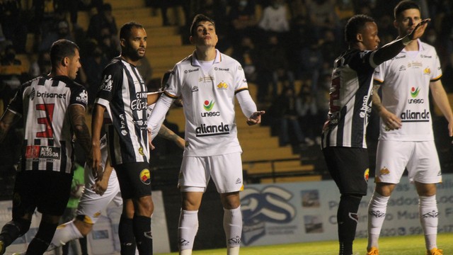 Com dois a mais em campo, Botafogo-PB segue sem marcar e fica no 0 a 0 com o Criciúma