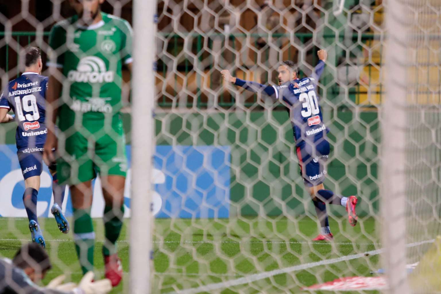 BRASILEIRÃO: VAR decide jogo em Chapecó; América e Bahia ficam no zero em Belo Horizonte