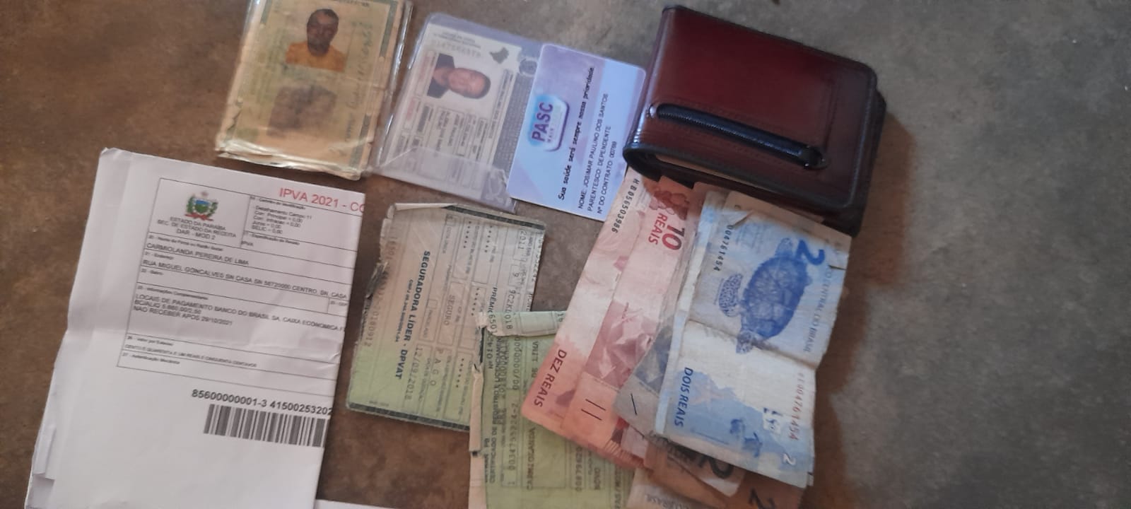 Mulher encontra carteira com dinheiro e documentos no Conjunto Itatiunga e devolve ao proprietário, em Patos