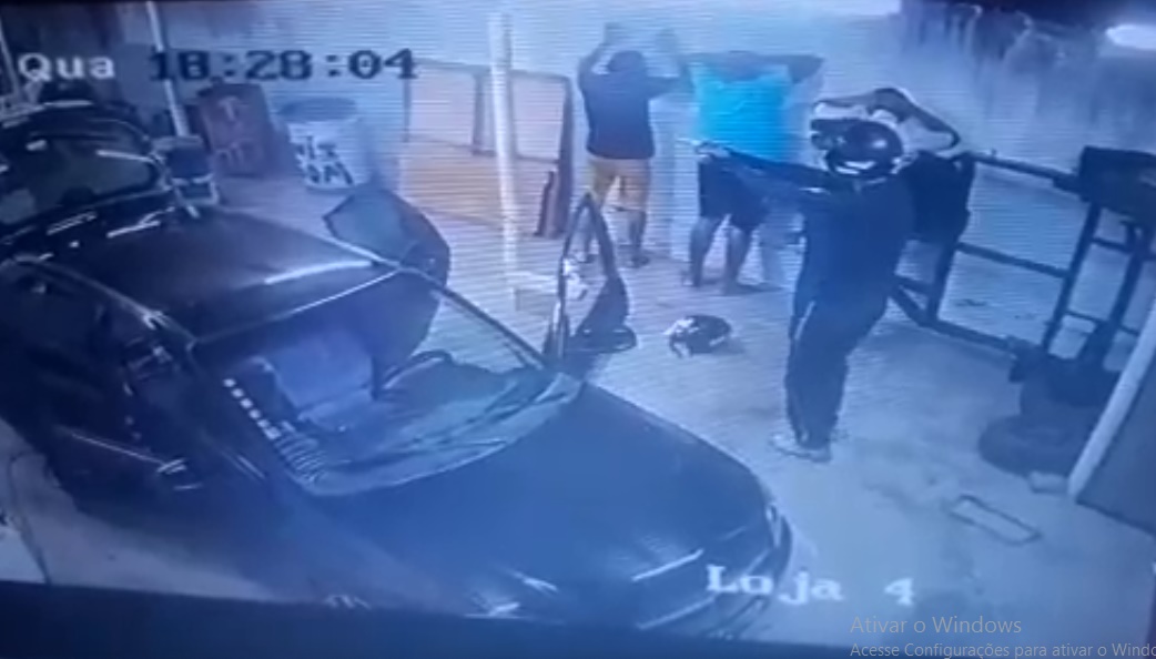 Homens armados, um usando colete do mototaxista e outro com caixa de delivery nas costas assaltam equipadora em Patos. Veja as imagens