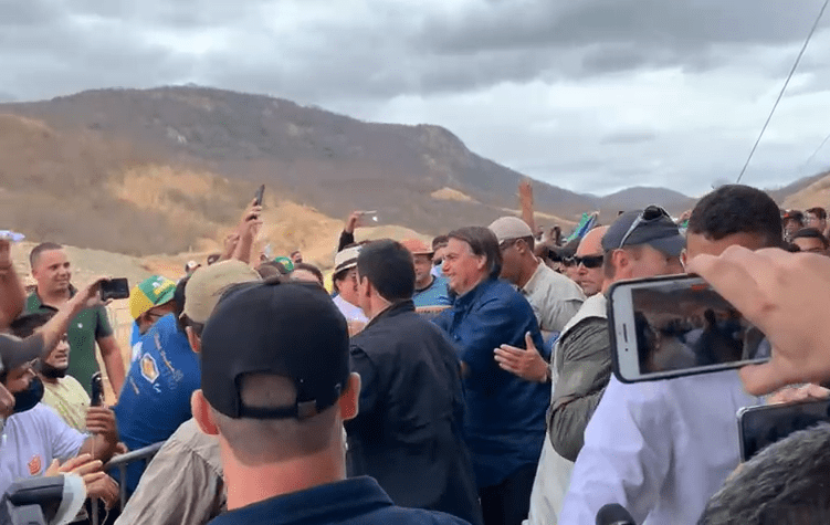 População recepciona presidente Jair Bolsonaro em São José de Piranhas