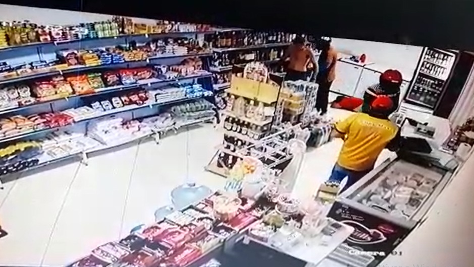 Homens armados assaltam estabelecimento comercial em São José de Espinharas na noite desta quinta-feira (21). Câmeras registram. Veja o vídeo