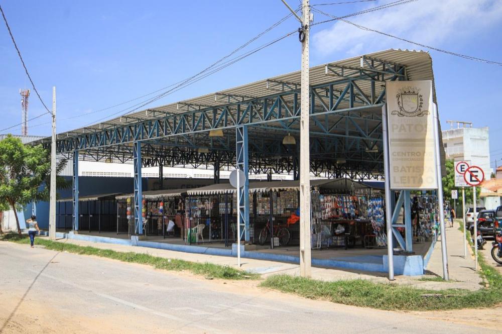 Vereador Nandinho confirma que vendedores ambulantes ocuparão praça do Guedes com permissão do prefeito. Ouça