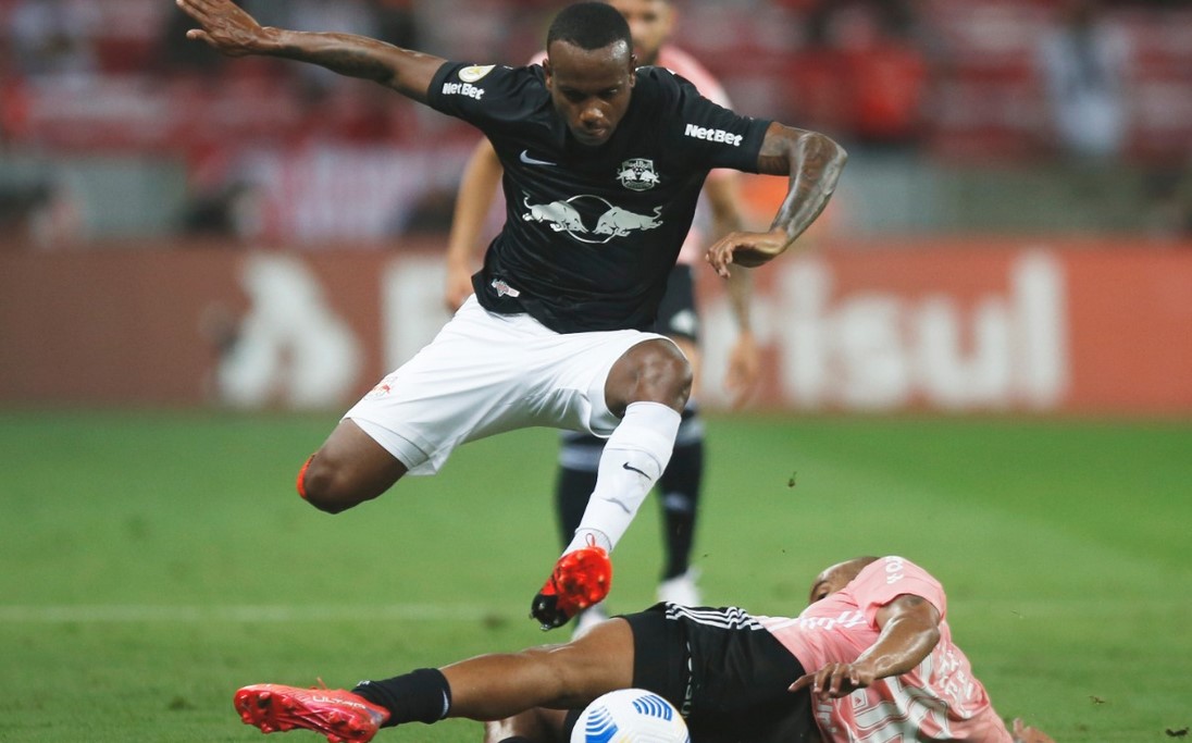 Massa Bruta arranca empate nos acréscimos e segue na cola do G-4