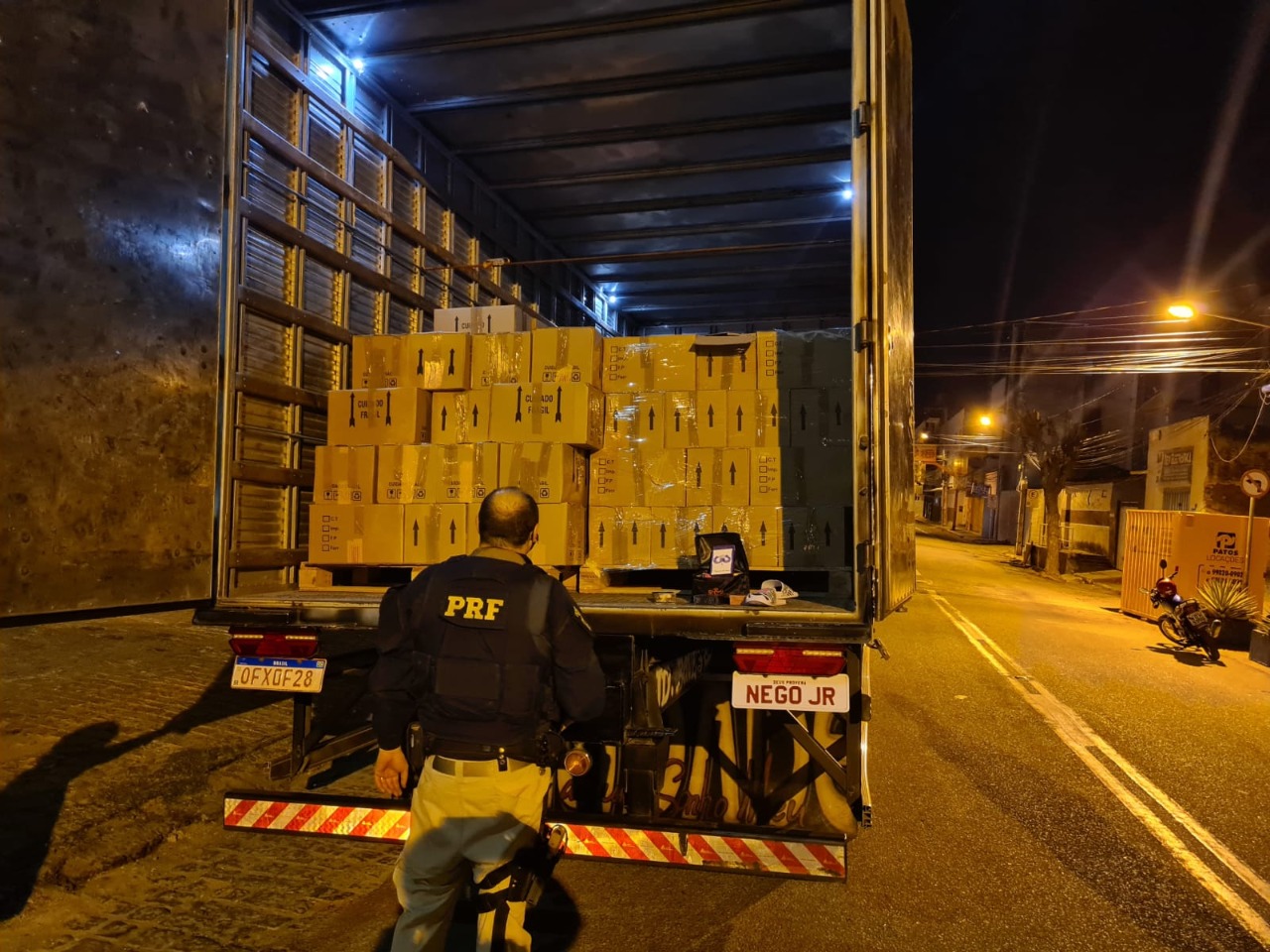 Polícia Rodoviária Federal apreende no Sertão da Paraíba carga de mercadorias sem nota fiscal avaliada em um milhão de reais