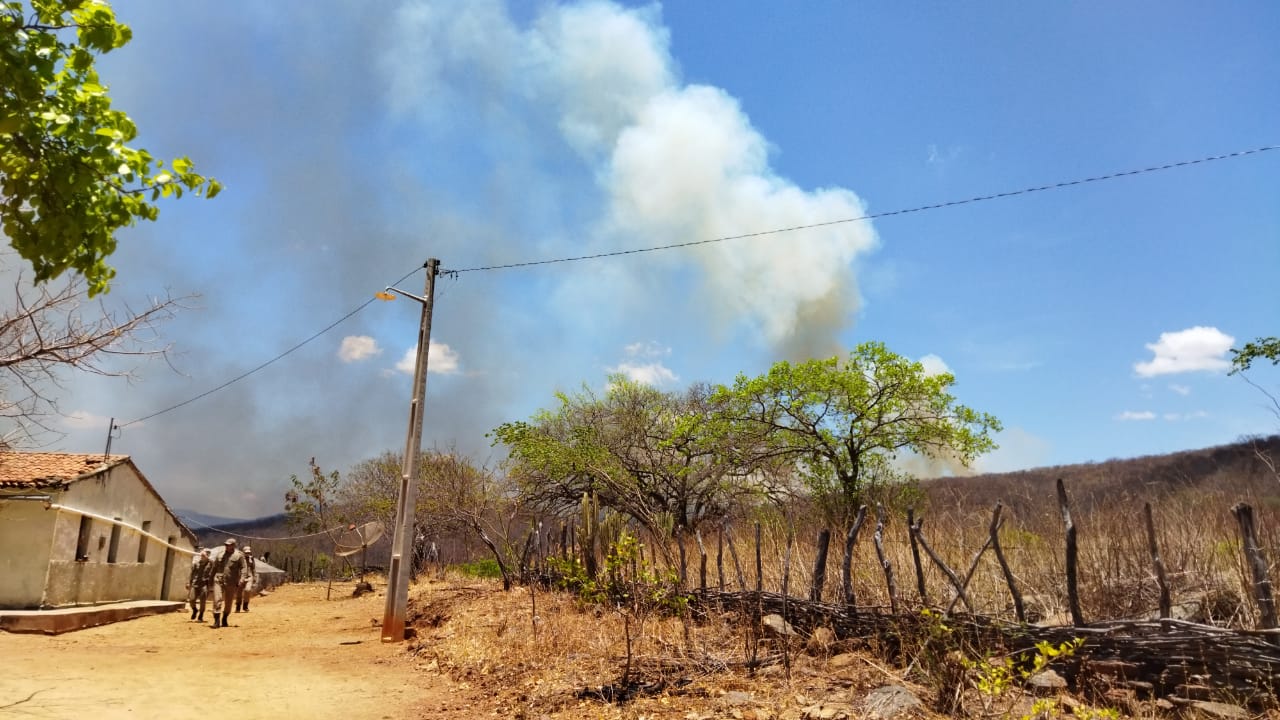 Moradores da barragem da Capoeira temem aproximação de incêndio e fazem apelo ao Patosonline.com, que contacta Corpo de Bombeiros. Veja