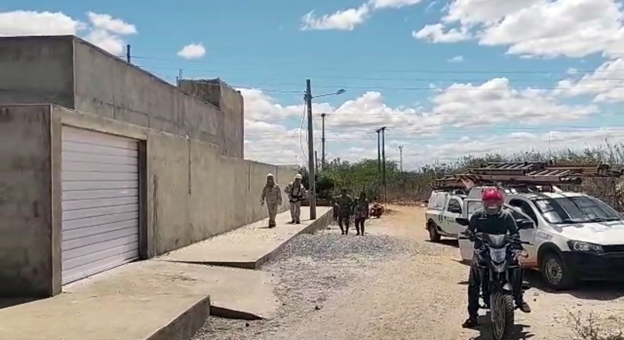 Várias famílias ficam sem energia no Novo Horizonte em Patos; empresa cita irregularidades em instalações. Veja o vídeo da ação