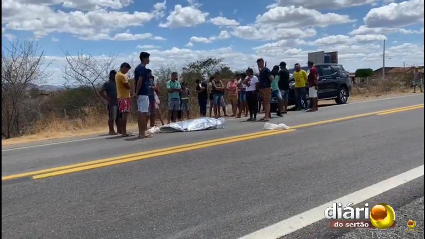 Mulher morre atropelada por caminhonete ao tentar atravessar rodovia na BR-230, na região de Pombal