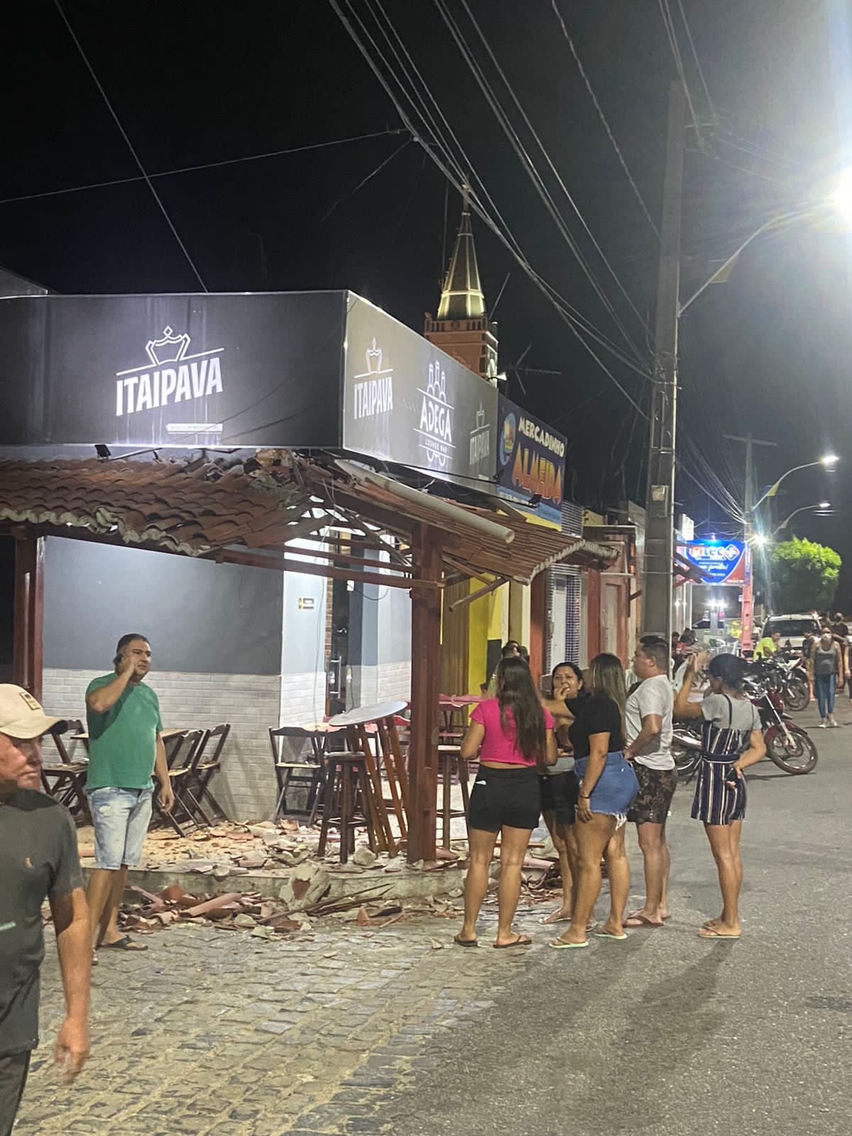 Caminhão atinge parte lateral de bar ao realizar curva, na cidade de Condado