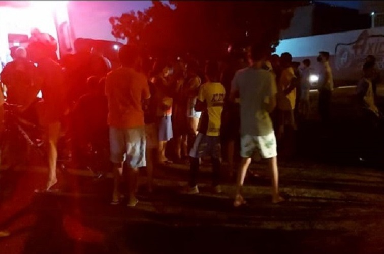 Adolescente colide com carro pipa enquanto empinava bicicleta em Catolé do Rocha, e estado de saúde é grave