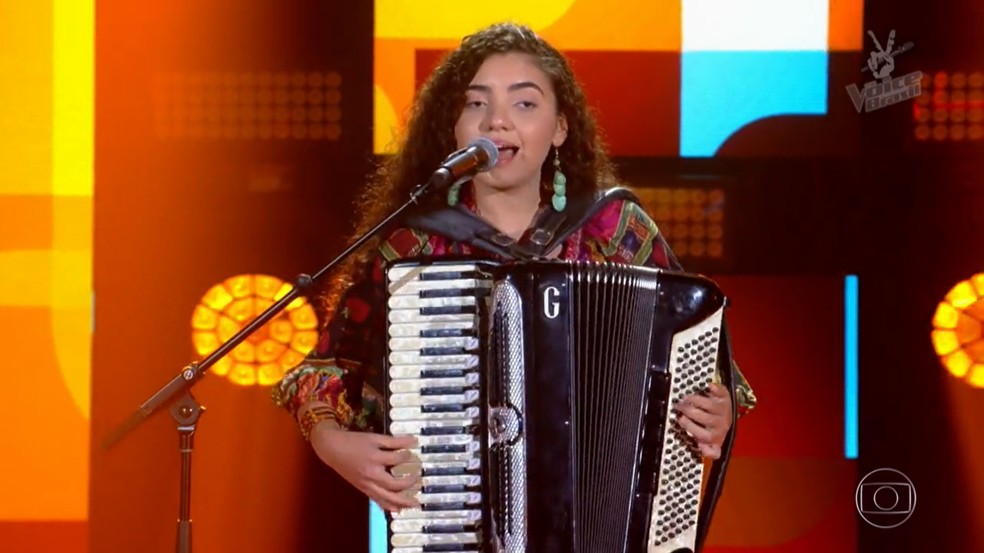Sanfoneira paraibana Bella Raiane avança de fase no The Voice Brasil