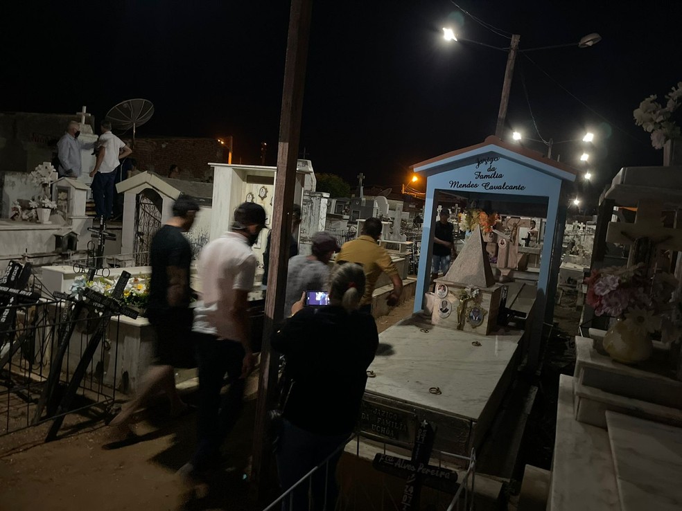 Sob comoção, 5 pessoas da mesma família que morreram em acidente são enterradas em Belém do Brejo do Cruz