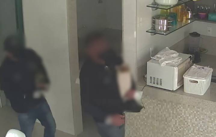 Bandidos armados invadem casa, levam R$ 6 mil e celulares de família de empresário da cidade de Sousa