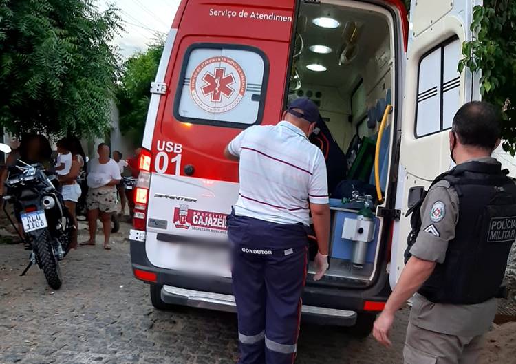 No Sertão: Mulher se arma com faca e garrafa quebrada e ameaça por fim a própria vida. PM age e controla a situação