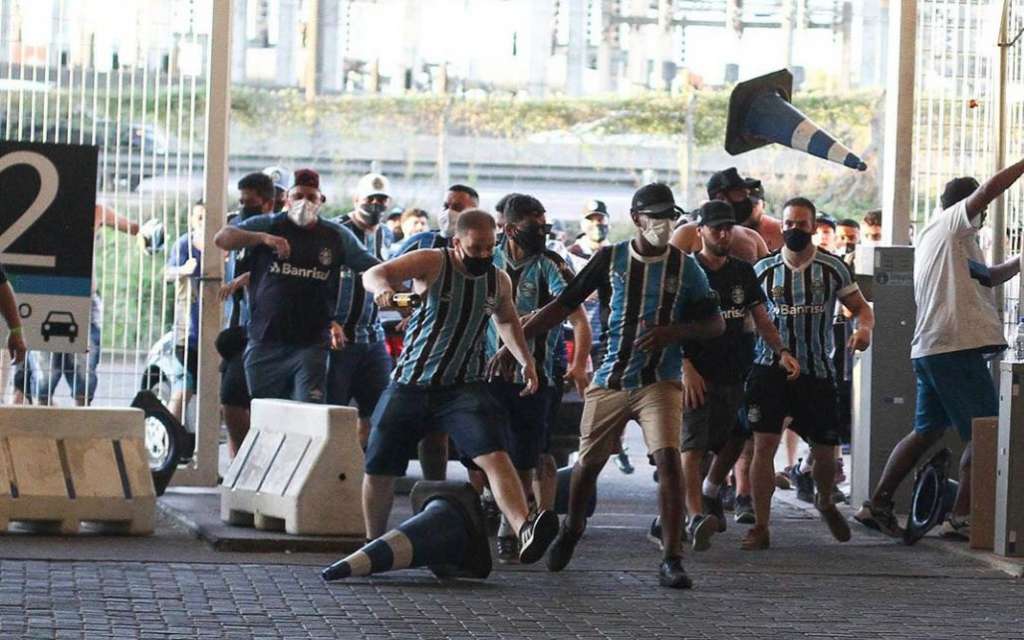 Árbitro relata invasão, briga e xingamentos de Rafinha; Grêmio pode perder mandos de campo