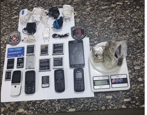 Droga e celulares arremessados para dentro de presídio são apreendidos pela polícia em Catolé do Rocha