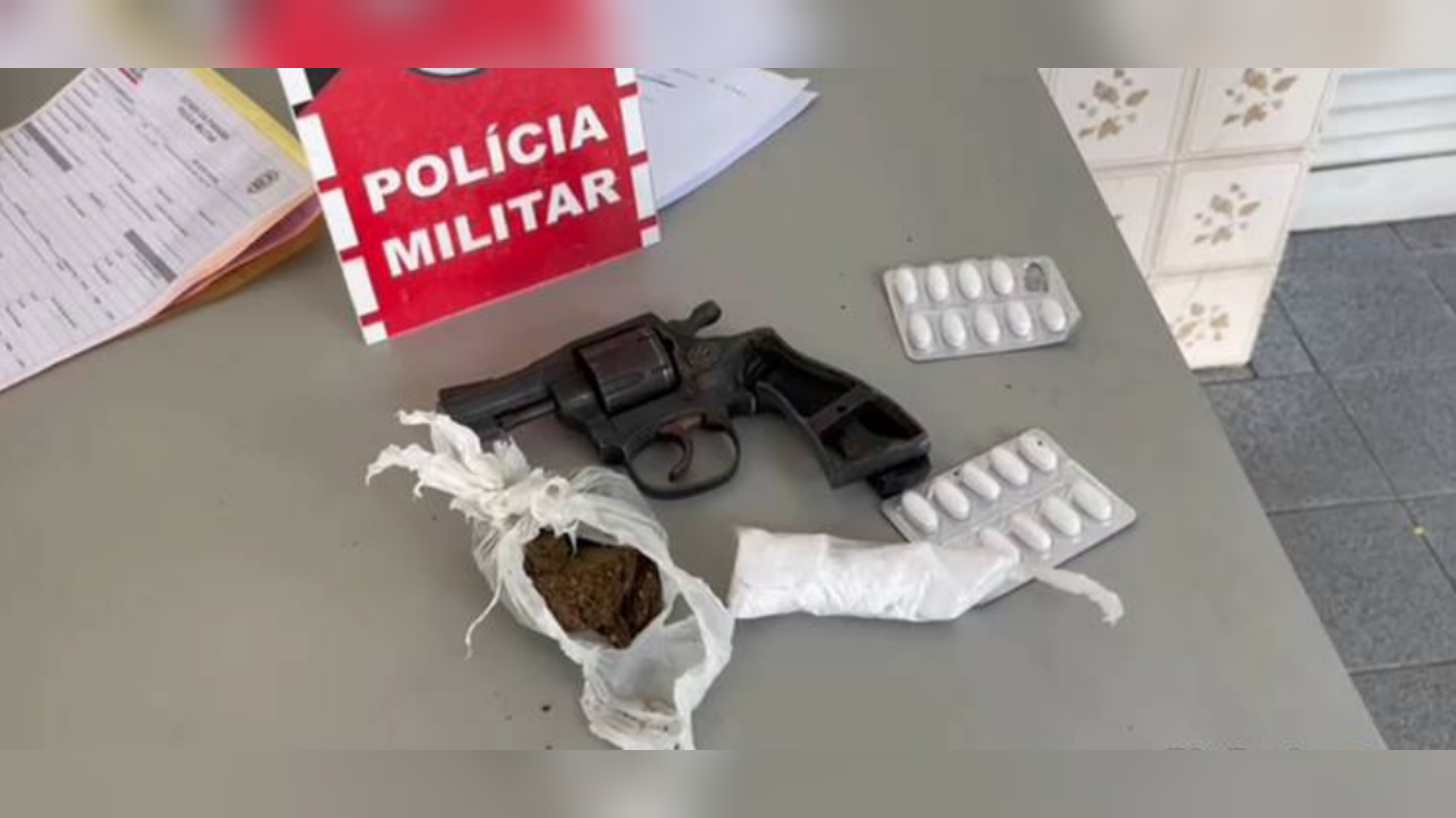 Jovem é preso pela PM com arma de fogo e droga, em Pombal