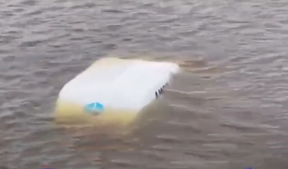 Carro funerário cai dentro de açude na região de Pombal; motorista ficou ferido