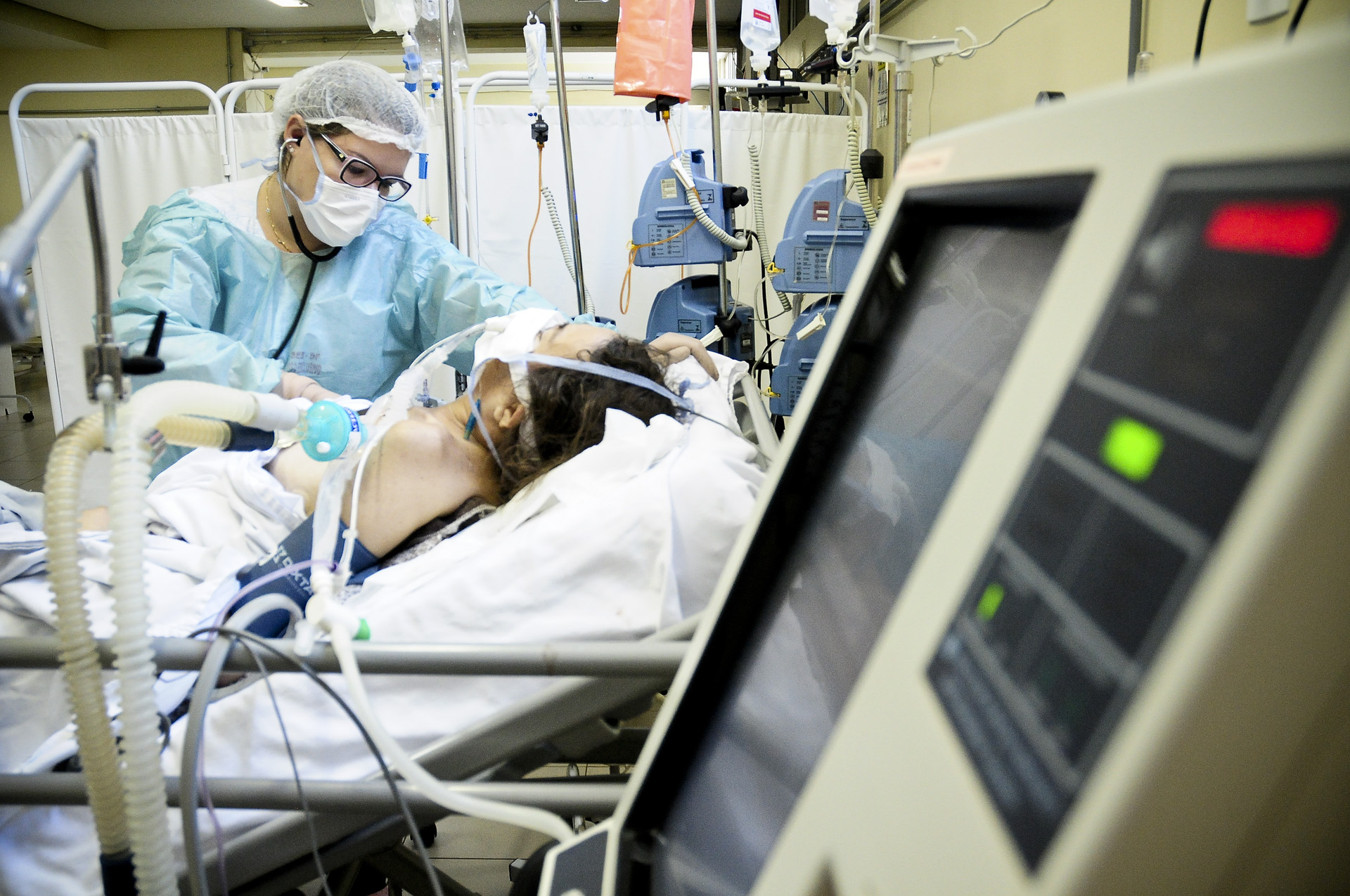 Covid-19: outubro registrou o menor número de óbitos desde abril de 2020, no Brasil