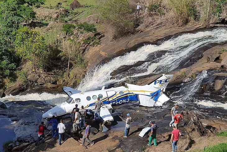 Avião com cantora Marília Mendonça cai no interior de Minas Gerais