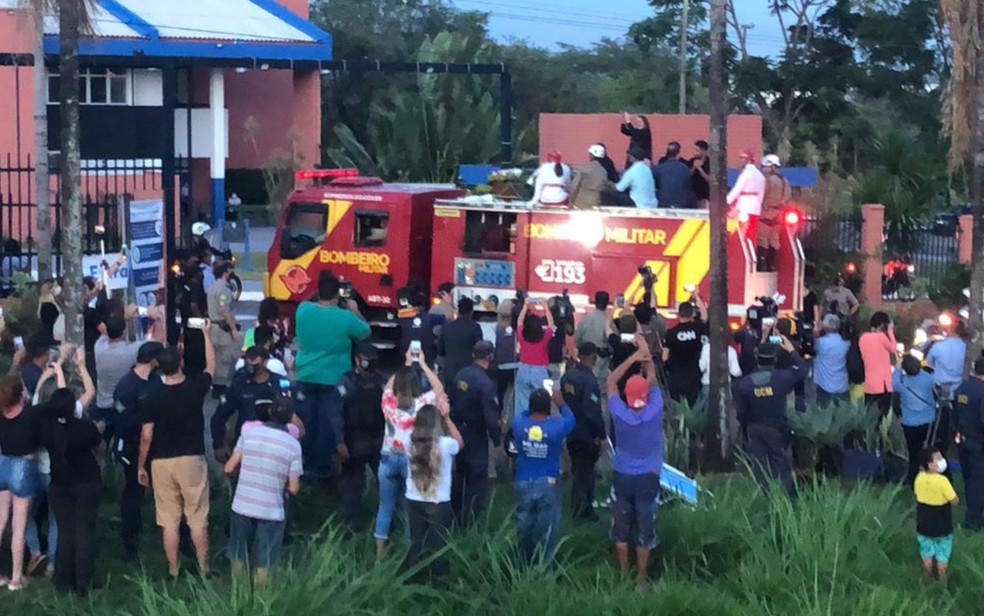 Sob forte comoção, corpos de Marília Mendonça e tio são enterrados em Goiânia