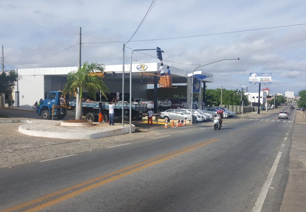 Motorista faz alerta para que a Sttrans mantenha semáforo colocado na Rua Pedro Firmino, próximo a BR-230