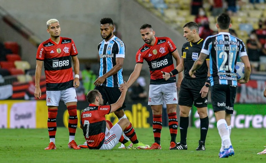 Flamengo é multado em R$ 50 mil por gritos homofóbicos da torcida no Maracanã