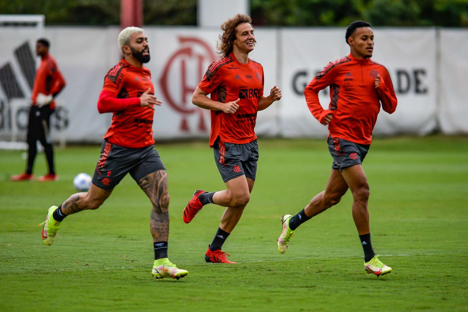 Pressionado, Flamengo tenta vencer para se reerguer na reta final