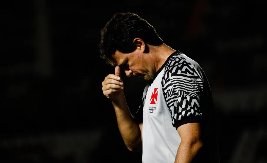 Após nova goleada sofrida, desta vez para o Vitória, Fernando Diniz é demitido do Vasco