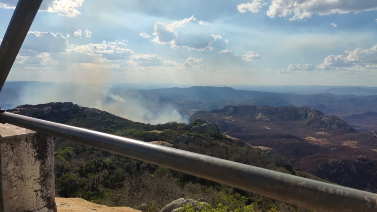 Incêndio se alastra em serra entre Mãe D'Água e Matureia