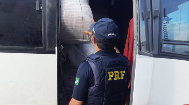 PRF apreende em São Mamede, ônibus que transportava mercadorias sem comprovante fiscal avaliadas em R$ 250 mil