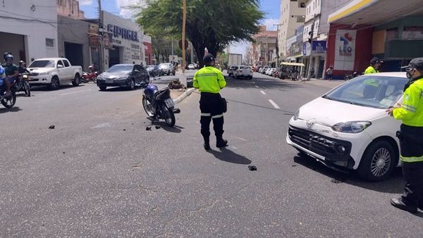 Colisão entre carro e moto é registrada no centro de Patos na manhã desta terça-feira (16)