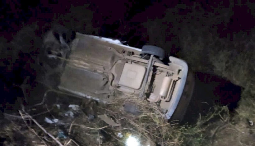 Ambulância da cidade de Conceição capota em rodovia no Vale do Piancó e três pessoas ficam feridas