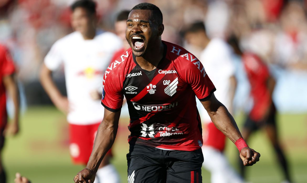 Com golaço de Nikão, Athletico-PR vence Red Bull Bragantino por 1 a 0 e é bicampeão da Copa Sul-Americana