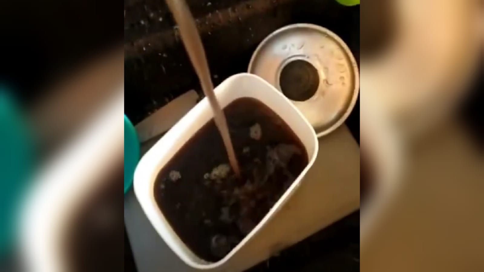 Moradores denunciam água com coloração escura que está chegando nas torneiras em Patos