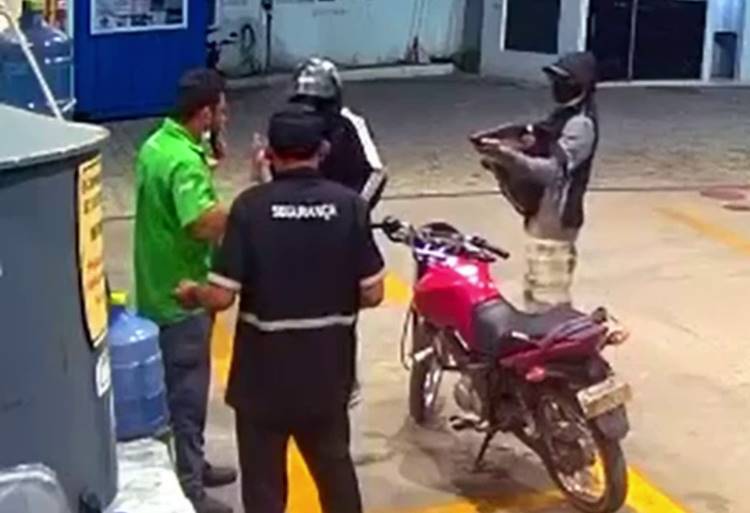 Bandidos ameaçam funcionários com arma e levam dinheiro e celular durante assalto a posto de combustíveis em Cajazeiras