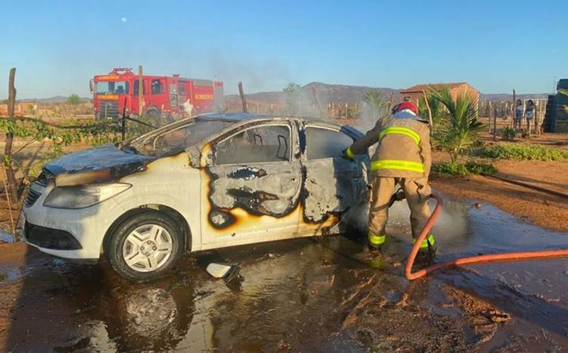 Veículo pega fogo de forma misteriosa neste domingo (21) no Vale do Piancó