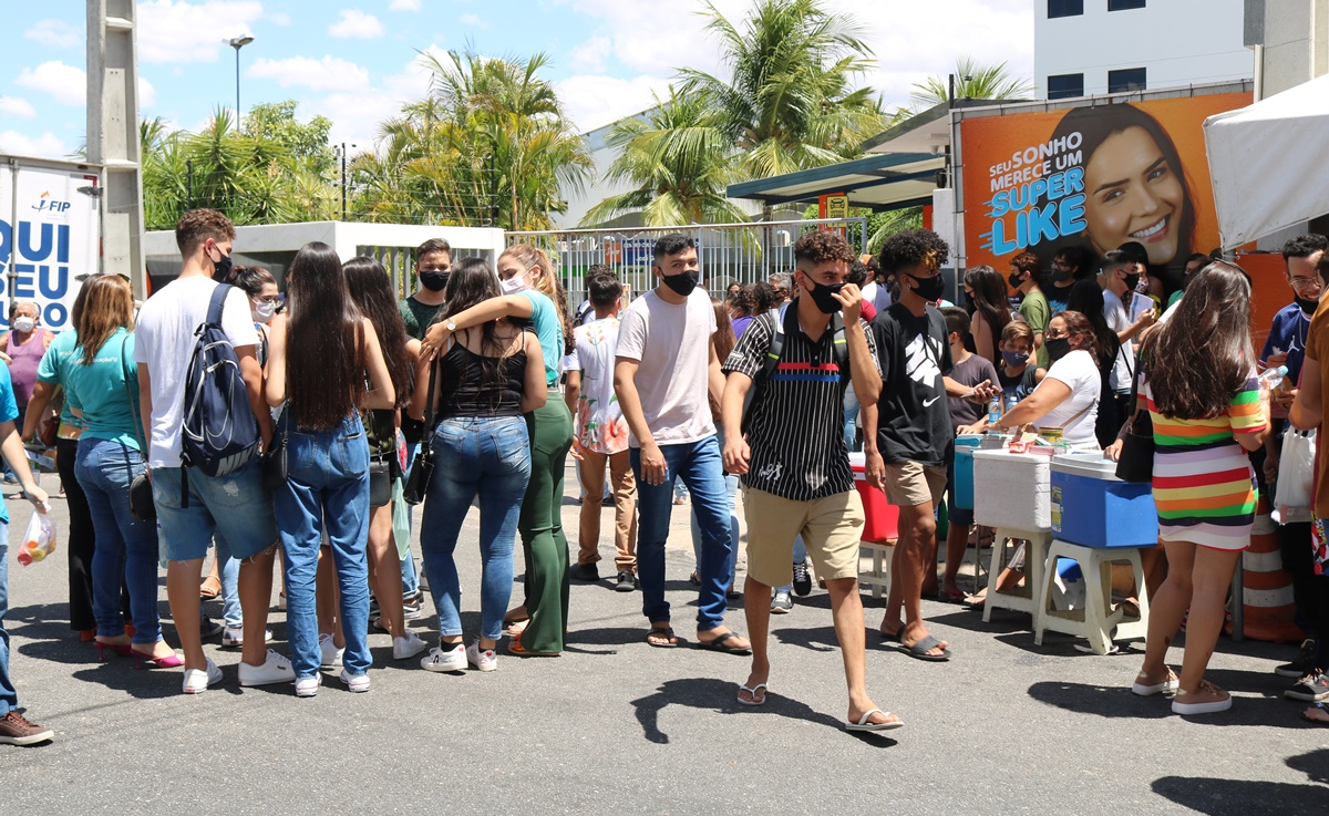 Primeiro dia de provas do Enem em Patos movimenta cidade; Imagens mostram como foi o dia - Veja