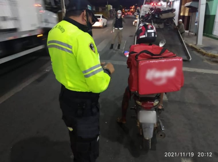 Durante operação em Patos, motociclistas de delivery são flagrados dirigindo sem carteira de habilitação e com moto de leilão