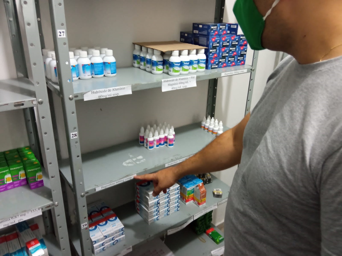 Vereador Josmá Oliveira protocola denúncia por falta de medicamentos e município informa que itens já estão sendo reabastecidos. Ouça